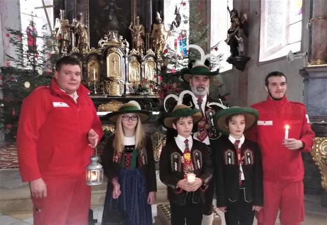 Übergabe des Friedenslichtes vom Roten Kreuz an die Jungschützen in der Pfarrkirche Längenfeld