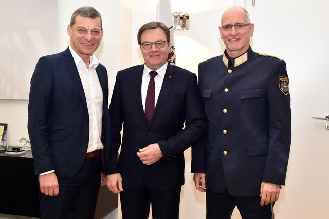 LH Günther Platter mit Helmut Tomac (links) und Edelbert Kohler (rechts). 
„Tirols Polizei weiterhin in besten Händen“, so Günther Platter. | Foto: Land Tirol/Sidon