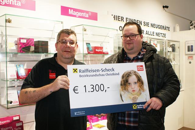 Christian Baresch, Geschäftsführer von "Handyhugo" im Donaupark Mauthausen, übergab Markus Mayr von der BezirksRundschau Perg einen Spendenscheck in Höhe von 1.300 Euro fürs BezirksRundschau-Christkind.