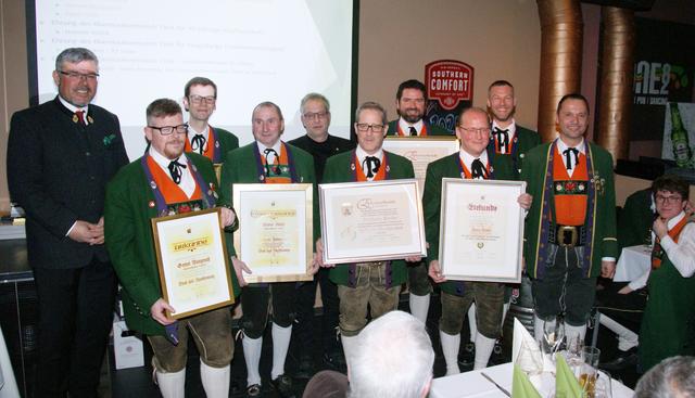 Die geehrten langjährigen Mitglieder und Funktionäre mit Bezirksobmann Florian Geiger, Bgm. Wolfgang, Obmann Peter Vöhl, Schriftführer Christoph Klomberg und Kapellmeister Helmut Schmid (v.l.). | Foto: Othmar Kolp