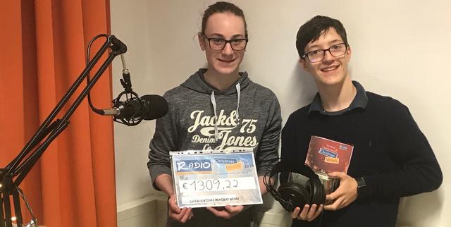 Tobias Takacs und Moritz Reisenberger in ihrem Studio mit dem Erlös ihrer Schulradio-Aktion von über 1.300 Euro.