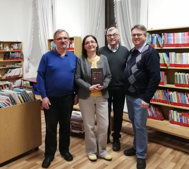 Die Bücherei Schrems erhält ein sehr interessantes und aktuelle Buch gesponsert.
