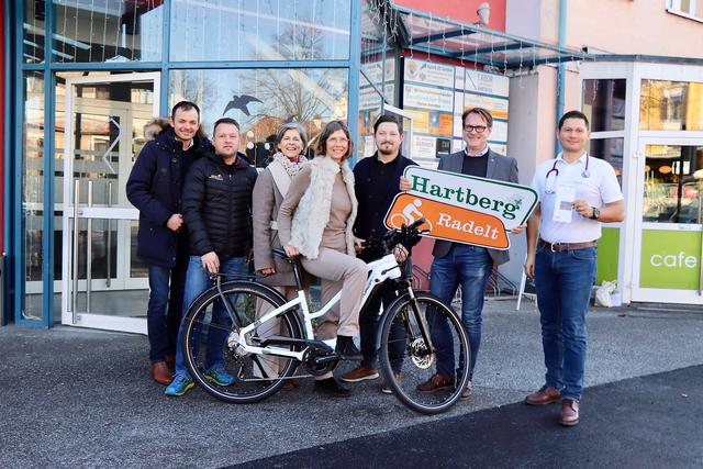 Das Hartberger Ärztezentrum radelt: Bgm. Marcus Martschitsch präsentierte gemeinsam mit den Verantwortlichen das neue Radfahr-Projekt für die Bezirkshauptstadt.