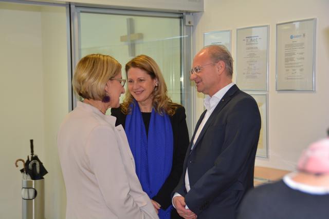 Bei der Firma Landsteiner zu Gast: Landeshauptfrau Mikl-Leitner im Gespräch mit den Gastgebern.