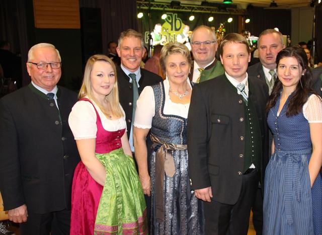Die Personen v. l.: AV-Ehrenobmann Franz Riegler, AV-Obmann-Stv. Maria-Magdalena Heissenberger, Direktor-Stv. Günther Kodym, Landeskammerrätin ÖKR Anna Brandstetter, Bezirksbauernkammer-Obmann Thomas Handler, AV-Obmann Johann Stickelberger, AV-Obmann-Stv. Herbert Gremel und AV-Vorstandsmitglied Tamara Eckner.