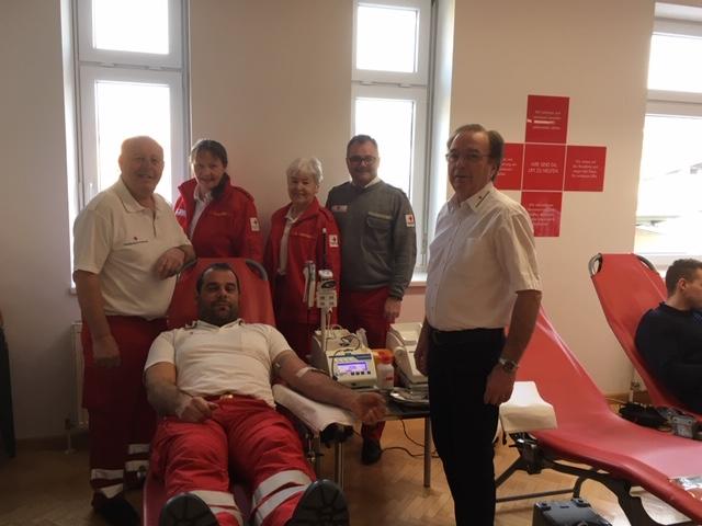 Alexander Kröpfl, hier mit dem Blutspendeteam, hat bereits unglaubliche 36 Liter Blut gespendet.
