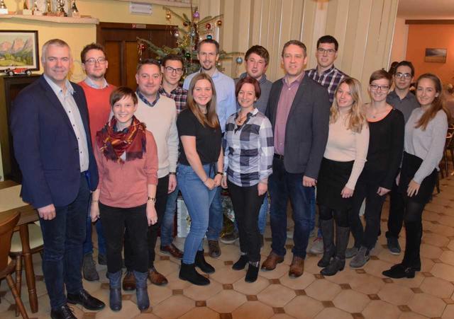 V.l.n.r.: Roland Zimmer, Hubert Mayerhofer, Sabine Zellhofer, Hannes Blauensteiner, Stefan Hohneder, Tamara Zimmer, Thomas Mayerhofer, Martina Friedl, Lukas Hochwallner, Peter Fichtinger, Mathias Hohnender, Tanja Kolm, Tanja Huber, Daniel Fichtinger, Kathrin Mayerhofer.