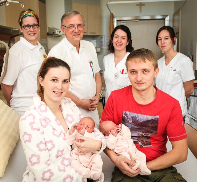 sitzend: Martina Tatarkova, Jozef Tatarka mit ihren Mädchen Tamara und Natalia
2. Reihe: Hebamme Sabine Jagsch, Prim. Dr. Gerhard Wolfram, Stationsschwester DGKP Eveline Wandl, DGKP Marlene Zeilinger