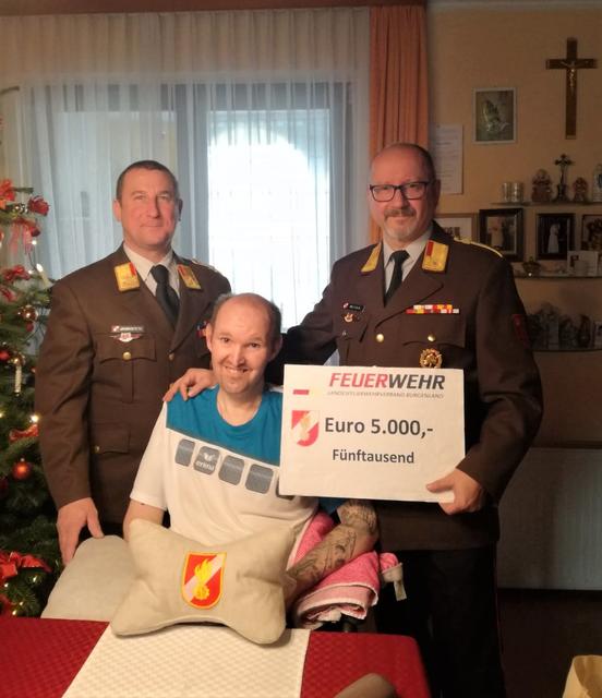 Den Scheck für Bernhard Sommer überbrachten Bezirksfeuerwehrkommandant Thomas Jandrasits (links) und Abschnittskommandant Andreas Wurm.