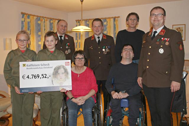 Die Feuerwehr St. Johann unterstützt Familie Kamberger mit einer großzügigen Spende.