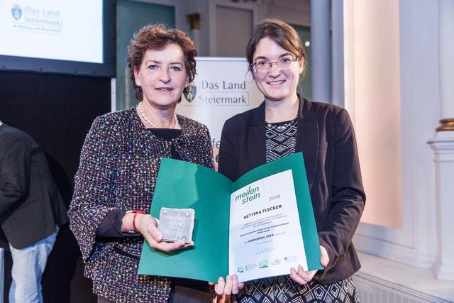 Bettina Flecker bekam von LR Ursula Lackner den "Meilenstein" überreicht. | Foto: Land Steiermark