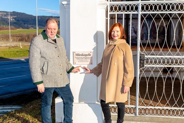 Bürgermeister Martin Treffner und Kulturvereins Obfrau Marietta Weißnar beim Milesikreuz in Feldkirchen.