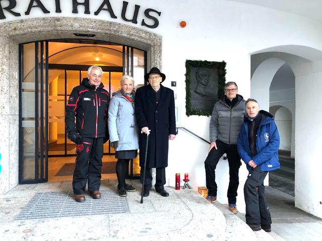 Gedenken am Rathaus: Sepp Burger, Signe und Klaus Reisch, Klaus Winkler, Michael Huber (v. li.).