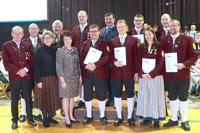 Kapellmeister Prof. Sepp Weber, Bezirksobmann Martin Aschauer, Bezirkshauptfrau Dr. Elfriede Mayrhofer, Roman Widhalm, Bürgermeisterin Ludmilla Etzenberger, Obmann Roman Weber, Günter Gassner, Landtagsabgeordneter Josef Edlinger, Lukas Rieder, Florian Riegler, Waltraud Braun, Johannes Geistberger und Günter Lechner