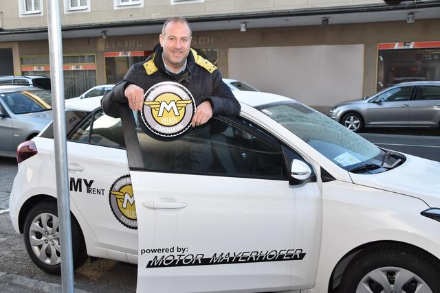 Mayerhofer-Chef Martin Mayerhofer mit Carsharing-Auto beim Standplatz Hans-Gasser-Platz