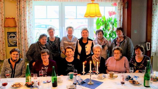 v.v.l.: Frau Böhm Martha, Bühringer Margarete, Nussbaum Helga, Nußbaum Agnes, Gindler Maria, Schestag Gertraud
s.v.l.: Berger Elfriede, Limberger Herta, Zechmeister Hermine, Bürgermeisterin Silvia Riedl-Weixlbraun, Bigl Roswitha, Böhm Maria