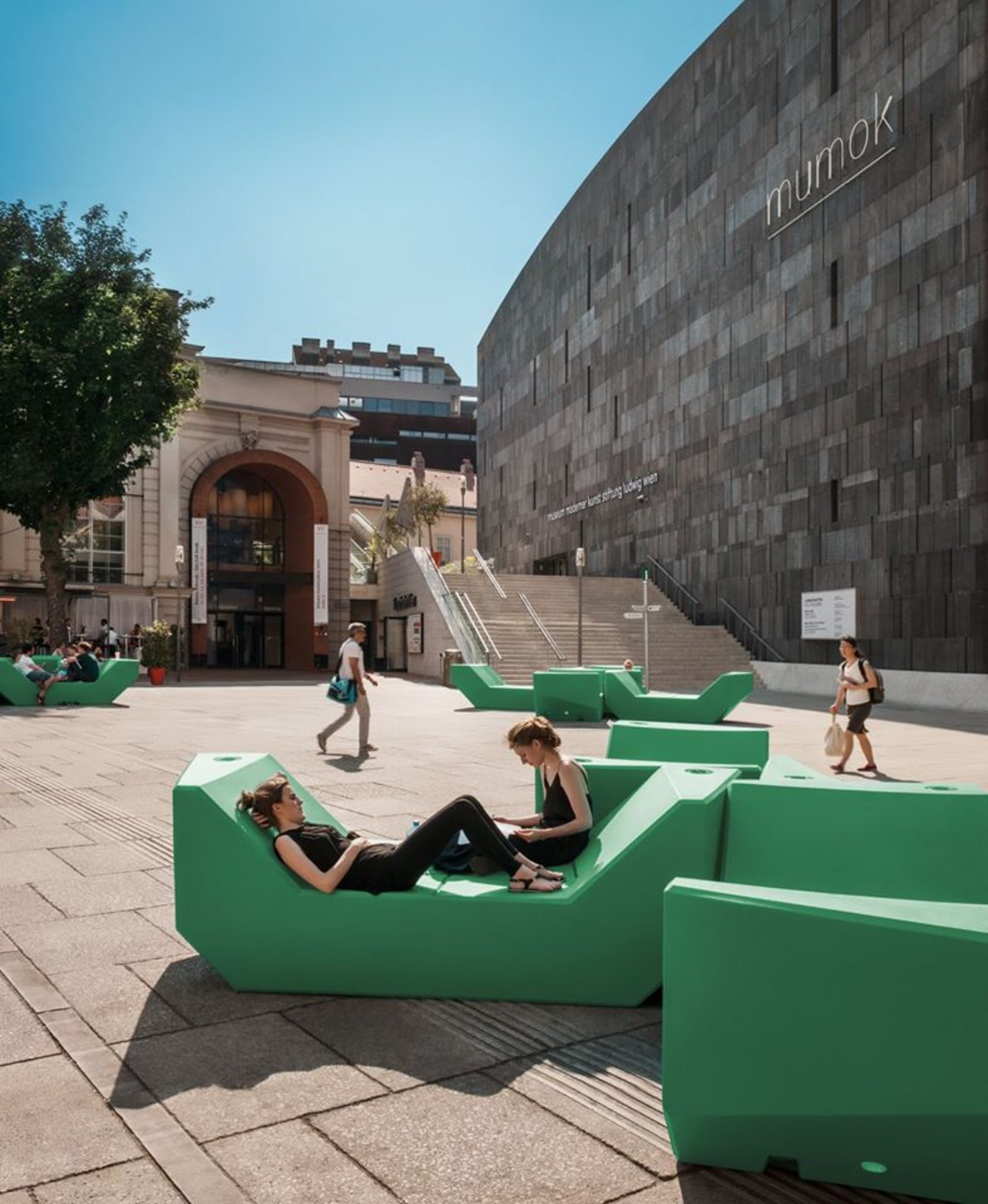 Nach Onlinevoting: Möbel im Museumsquartier werden Libellen-Grün - Neubau