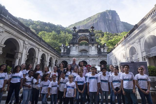 Künstler mit sozialer Ader – Kinder und Opernstars treten zusammen vor imposanter Kulisse in Rio de Janeiro auf.