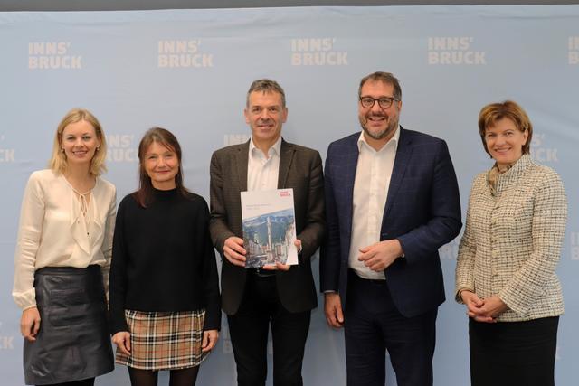 Ausblicke in die Vorhaben für das Jahr 2020 (v.l.): Stadträtin Elisabeth Mayr, Vizebürgermeisterin Uschi Schwarzl, Bürgermeister Georg Willi, Vizebürgermeister Franz X. Gruber und Stadträtin Christine Oppitz-Plörer
