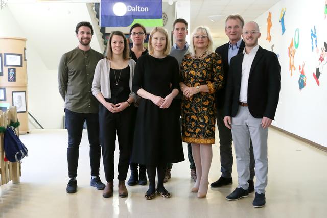 Die Fellows und ihre Unterstützer (v.l.): Alexander Wecht, Katharina Lechner, Nina Baak, Bildungsreferentin Christine Haberlander, Marco Lieperth, Direktorin Henriette Steinauer, Schulqualitätsmanager Franz Heilinger und Bernhard Reingruber von Teach for Austria OÖ.