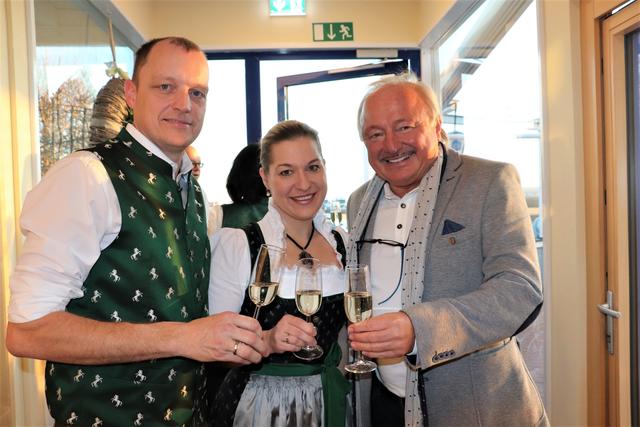 Bgm. Anton Scherbinek (re) gratuliert den neuen Pächtern vom Culinarius Truckstop Premstätten Gerald und Kerstin Knaus.