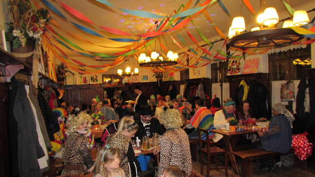 Am Faschingsdienstag findet beim Heurigen Kierlinger in Nussdorf das traditionelle Faschingsgschnas statt.