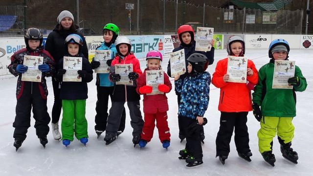 Gruppe Zwei des Eislaufkurses mit Kursleiterin Selina Bayer.