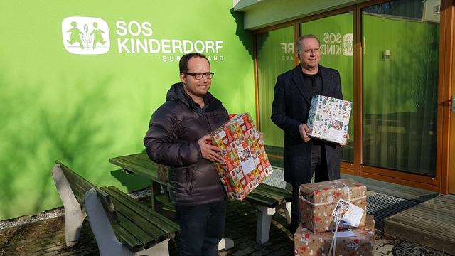 Mag. Marek Zeliska SOS-Kinderdorfleiter Burgenland und Hans Peter Filz Marketingleiter Therme Lutzmannsburg
  | Foto: SOS Kinderdorf