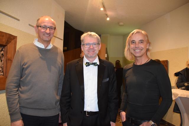 Landtagsvizepräsident Anton Mattle mit dem musikalischen Leiter von InnStrumenti Gerhard Sammer und TVB Geschäftsführer Andreas Steibl beim Konzert (v.li.). | Foto: Siegele