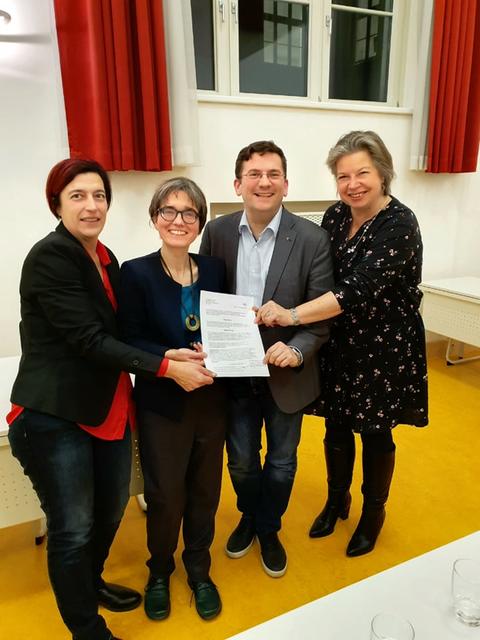 Die Resolution zum Klimabündnis präsentieren Andrea Katz (SPÖ), Tanja Grossauer-Ristl (Grüne), Bezirksvorsteher Wilfried Zankl (SPÖ) und Ursula Gressenbauer (Neos, vl).