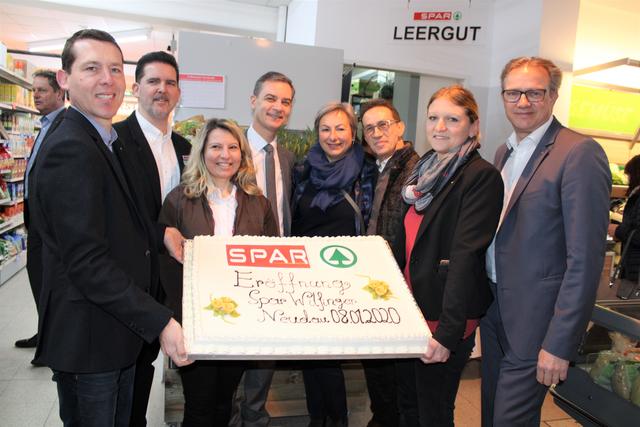 Helmut Bierbaum (li.), Markus und Silvia Wilfinger, Bgm. Wolfgang Dolesch, Margit und Anton Dorn, Christina Zinggl sowie Christoph Holzer bei der Eröffnung von SPAR Wilfinger.