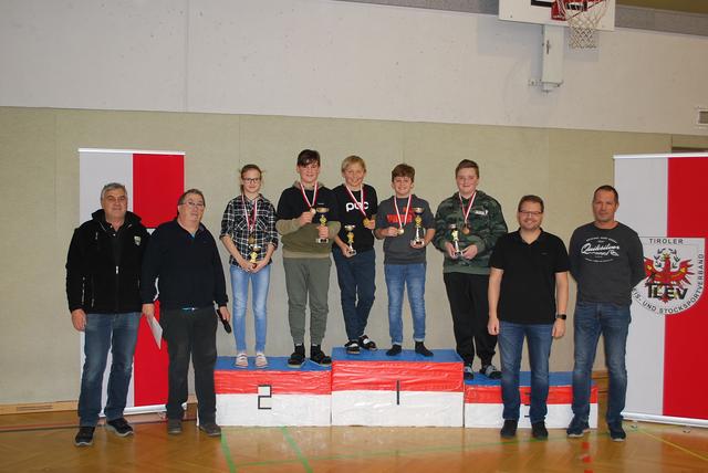 Die erfolgreichen Stockschützen der 1. und 2. Klassen (NMS 1) mit EV-Fügen-Obmann Otto Hauser, Andreas Aberger (Tiroler Schulsportservice), Dir. Helmut Mader und Sportkoordinator Arnold Steiner (v.l.n.r.).