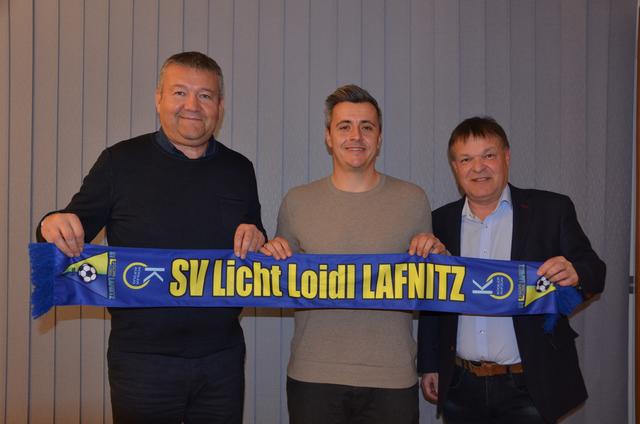 Obmann Bernhard Loidl (li) und Sportdirektor Erwin Frieszl (re) stellten den neuen Trainer Philipp Semlic vor.