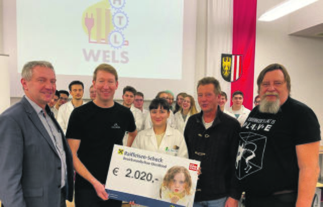 Bertram Geigl (Schulleiter HTL Wels), Thomas Schauer (Geschäftsführer Juliberg), Sara Daoudi (HTL-Schülerin), Markus Eigl (Abteilungsvorstand), Harald Baumgartner (HTL-Professor), v.l.n.r