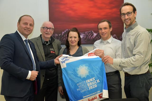 v.l.: Sportlandesrat LHStv Josef Geisler wünscht Wilfried Steiner (85), Magdalena Gstrein Nösig (35) und Georg Wörter (55) stellvertretend für alle TeilnehmerInnnen bei den unter der Leitung von Georg Spazier organisierten Winter World MastersGames viel Erfolg.