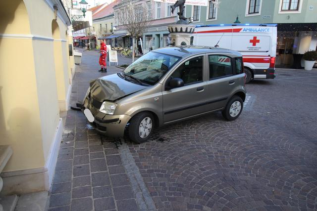 Verwirrte krachte mit Fiat Panda in die Mauer.