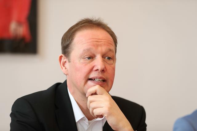 Intendant Carl Philip von Maldeghem gibt Auftrag des Salzburger Landestheaters an 14-jährige Komponistin bekannt.