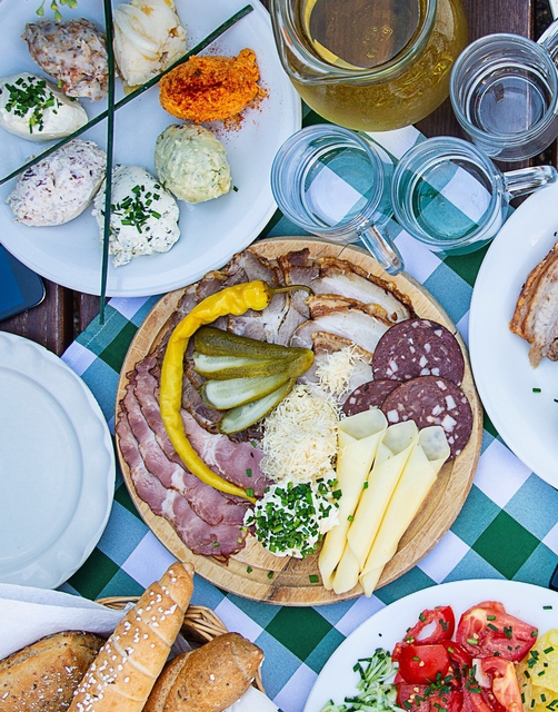 Weißwein und Heurigenspeisen vertragen sich gut.