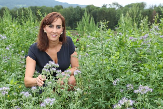 Landesrätin Maria Hutter in einer blühenden Wiese.