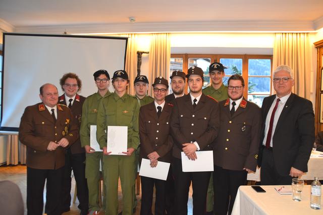 Die Freiwillige Feuerwehr Zams durfte sich bei der Jahreshauptversammlung über fünf Überstellungen und drei Angelobungen freuen. | Foto: Siegele