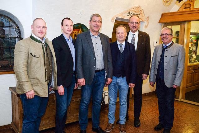 Gerald Dygruber im Kreise der Gratulanten.