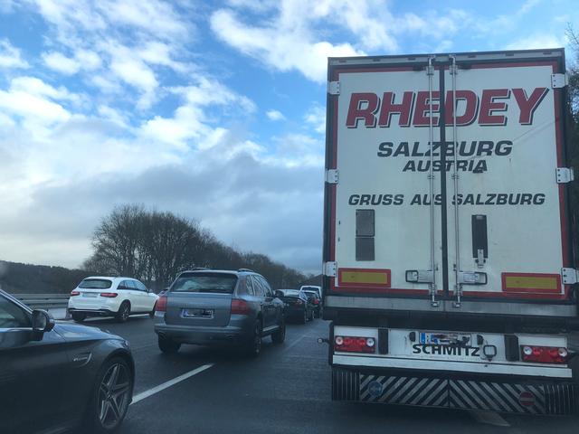 Seit 1. Jänner 2020 gilt ein ausgeweitetes das sektorale Fahrverbot für bestimmte LKW-Bauarten in Tirol. Aber dennoch geht der Kampf gegen den Transit weiter – auch im Hinblick auf die gestiegenen LKW-Zahlen über den Brenner.
