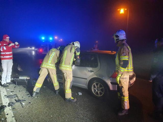 Die Feuerwehr musst die Verletzten aus den Autos bergen.