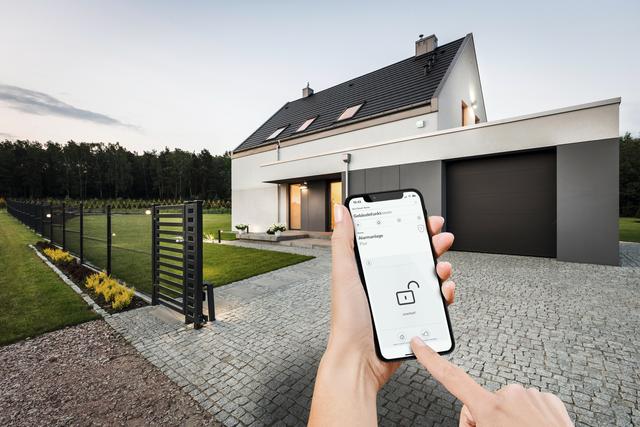 Die Zukunft gehört dem schlauen Haus und intelligentem Wohnen! Auf der Bauen+Wohnen Salzburg präsentiert das Familienunternehmen Gira Lösungen und Produkte für mehr Komfort und Sicherheit im Alltag, wie das neue Sicherheitssystem Alarm Connect.