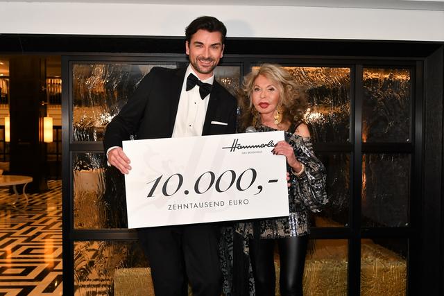Jeannine Schiller erhielt vom Modehaus Hämmerle eine Spende von 10.000 Euro.