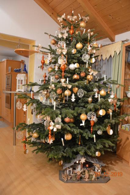 Der schönste Christbaum aus dem Bezirk Ried: Freuen uns jedes Jahr auf unseren 3-Meter-Baum.
Das Schmücken ist immer  wieder eine Herausforderung!!!