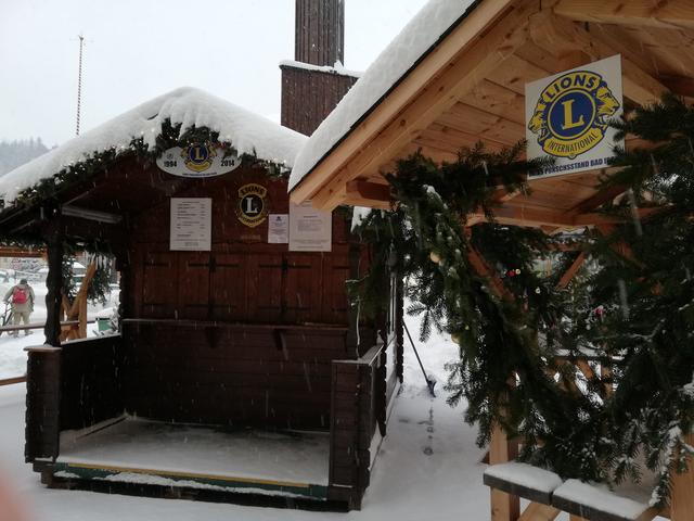 Lions Puschstand ins Sommerquartier übersiedelt.