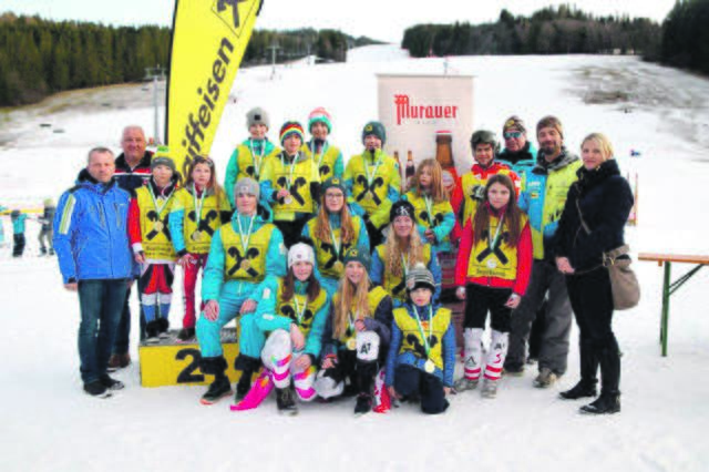 Die Klassensieger des Bezirkscup-Auftakt-Riesenslaloms sind auch die ersten Träger des Gelben Trikots der Gesamtführenden.