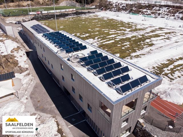 Thermische Solaranlage auf dem Sportzentrum Bürgerau in Saalfelden. Hier wird schon heute der Großteil der Energieversorgung durch die Sonne sichergestellt.