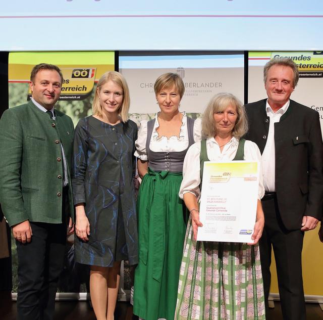 Bürgermeister Franz Eisl, LH-Stv. Christine Haberlander, GR Barbara Gandl, Margit Heckmann, GR Matthias Heckmann (v.l.n.r.) | Foto: Gemeinde St. Wolfgang